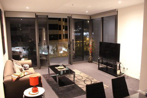 Perfectly Located Modern Apartment - Canberra CBD - Schoolies Week Accommodation 1