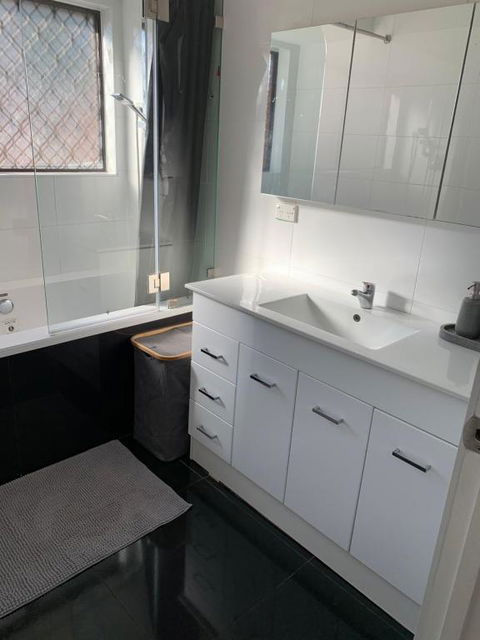 Pets Welcome Central And Convenient - Schoolies Week Accommodation 2