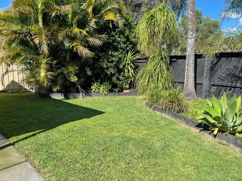 Pets Welcome Central And Convenient - Schoolies Week Accommodation 0