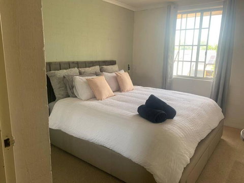Plush 2 Bedroom Apartment Kingston - Schoolies Week Accommodation 1