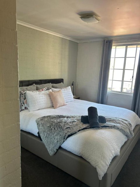 Plush 2 Bedroom Apartment Kingston - Schoolies Week Accommodation 0