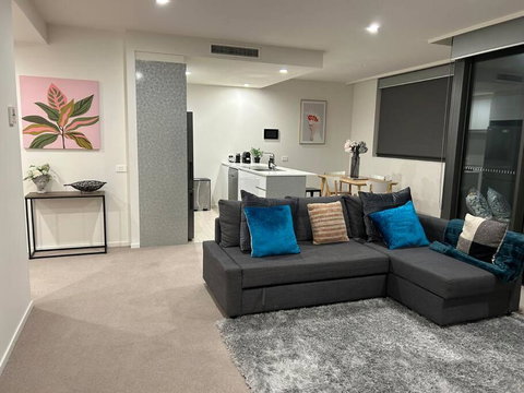 Plush Apartment On Mort - Schoolies Week Accommodation 0