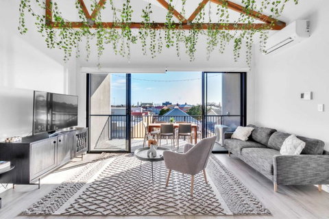 Portside Paradise - Steps Away From The Port - Schoolies Week Accommodation 0