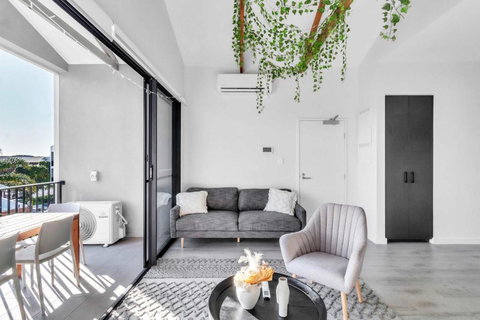 Portside Paradise - Steps Away From The Port - Schoolies Week Accommodation 3