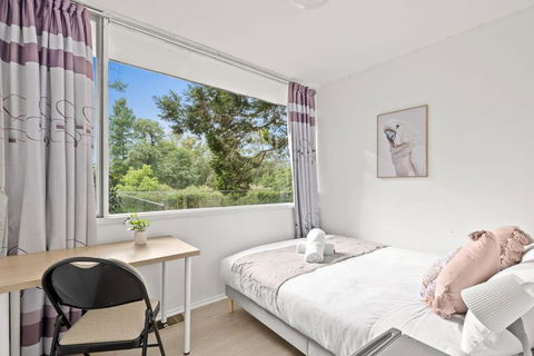 Quaint Queen Room - Central Location At Pymble - Shared Bathroom - Schoolies Week Accommodation 0