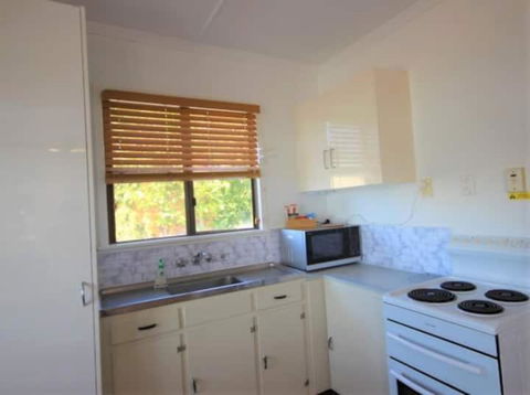 QCWA Cheerful Cottage - Airlie Beach - Schoolies Week Accommodation 2