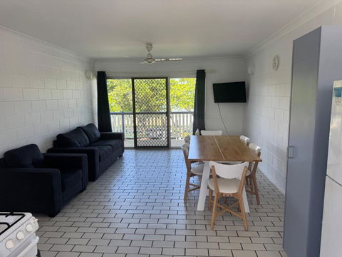 QCWA K P Units - Schoolies Week Accommodation 1