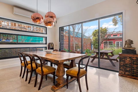 Quaint 4-Bed With Backyard 5-Min To The Beach - Schoolies Week Accommodation 3