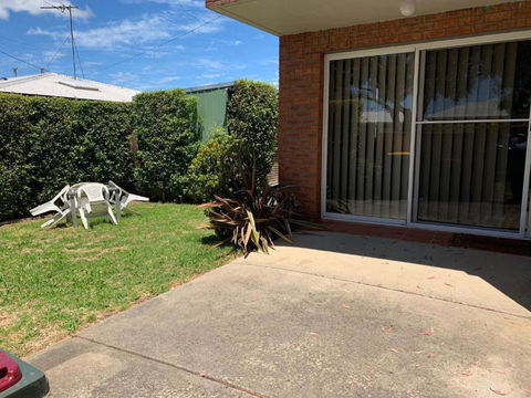 Quaint Hideaway - Schoolies Week Accommodation 0