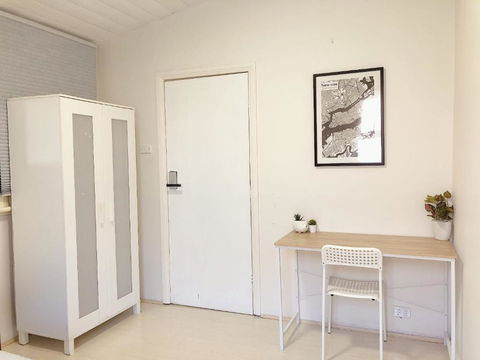 Quaint Double Or Queen Room - Mins To Stations&UNSW - Shared Bathroom - Schoolies Week Accommodation 2
