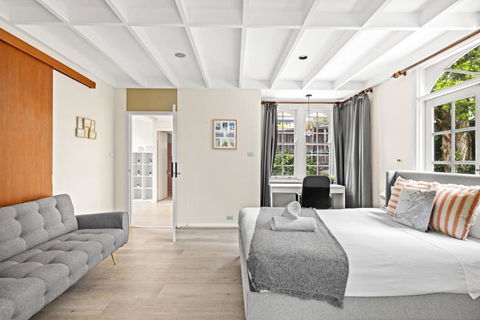 Quaint Queen Room - Convenient Location In Lindfield - Shared Bathroom - Schoolies Week Accommodation 1