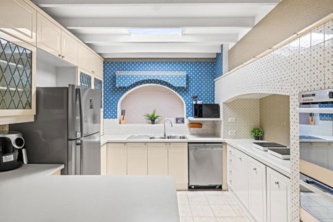 Quaint Queen Room - Convenient Location In Lindfield - Shared Bathroom - Schoolies Week Accommodation 3