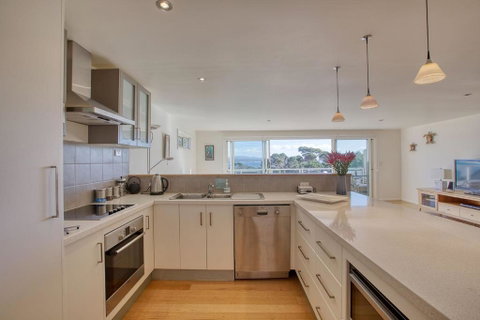 Quarterdeck Apartment - Schoolies Week Accommodation 3