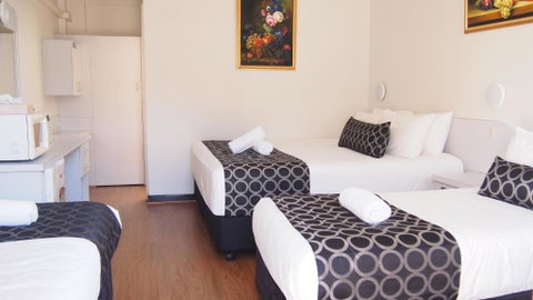 Queanbeyan Motel - Schoolies Week Accommodation 0
