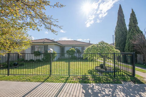 Autumn St - Trendy East Orange - Near CBD - Schoolies Week Accommodation 0