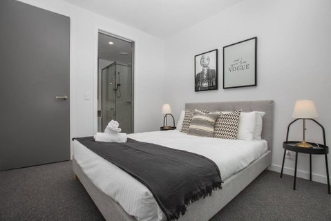  Green-hoodStunning 2 Bedrooms Apt@parkville - Schoolies Week Accommodation 1