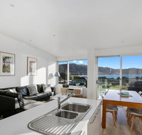 BAY VUE - top floor apartment amazing views - Schoolies Week Accommodation