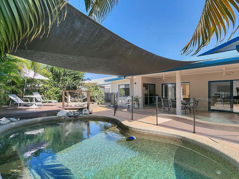 Beachcomber Trinity Beach - Schoolies Week Accommodation 0