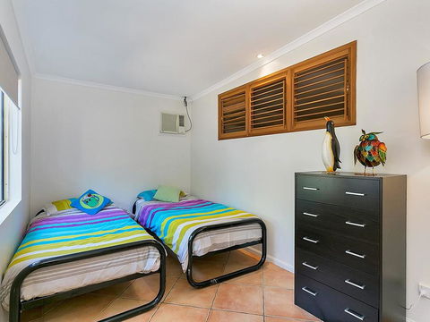 Beachcomber Trinity Beach - Schoolies Week Accommodation 1