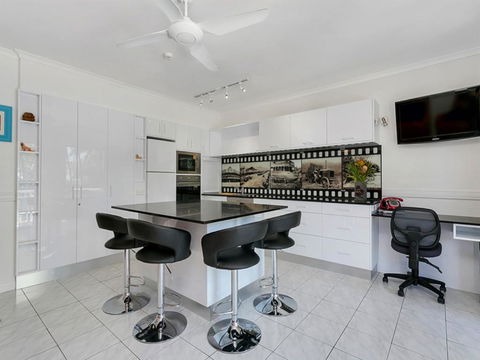 Beachfront Apartment Agincourt Clifton Beach - Schoolies Week Accommodation 1