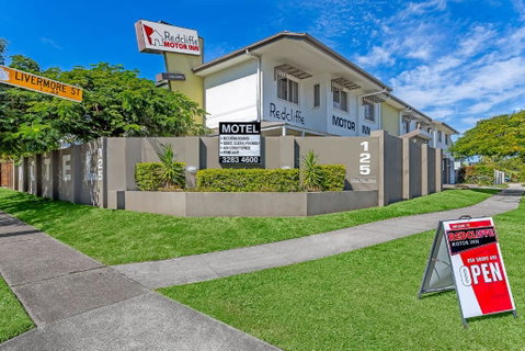 Redcliffe Motor Inn - Schoolies Week Accommodation 0