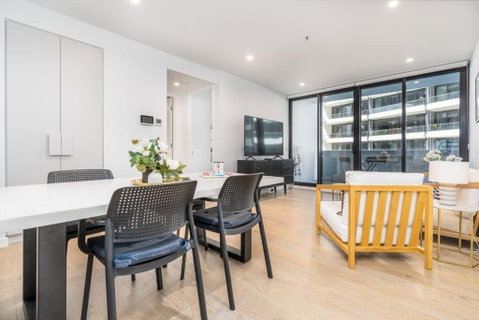 Restful Apt Near ANZAC Park West - Schoolies Week Accommodation 0