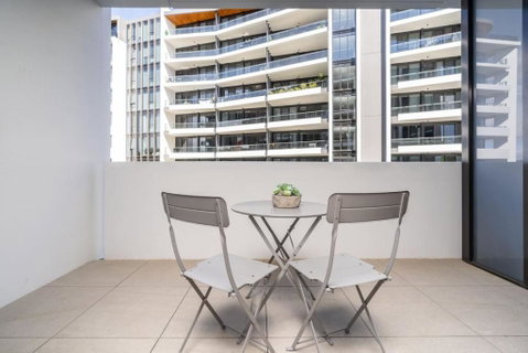 Restful Apt Near ANZAC Park West - Schoolies Week Accommodation 2