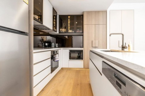 Restful Apt Near ANZAC Park West - Schoolies Week Accommodation 3