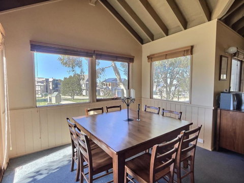 Red Robin - Schoolies Week Accommodation 2