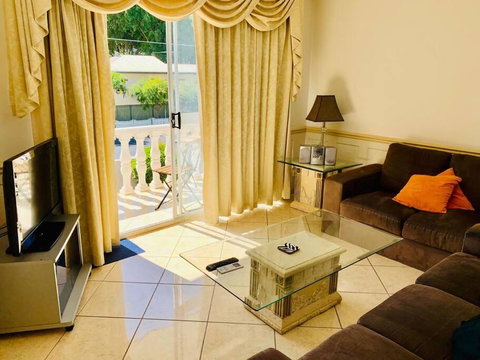 Redcliffe Villa - Schoolies Week Accommodation 3
