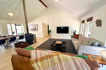 Redtail House - Carlotta with Schoolies Week Accommodation
