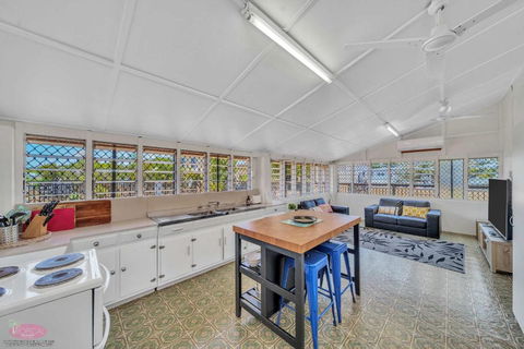 Reef Shack Beach Vibes Stroll To The Beach - Schoolies Week Accommodation 2