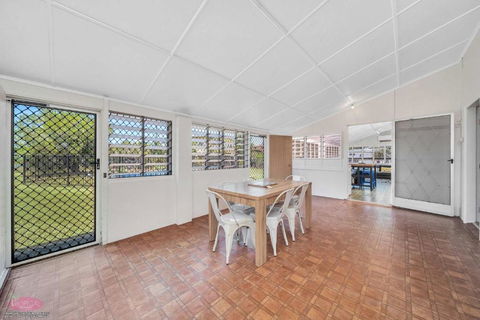 Reef Shack Beach Vibes Stroll To The Beach - Schoolies Week Accommodation 3