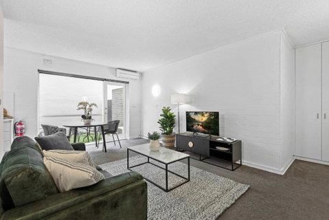 Refined 1-Bed Apartment With Garden Access - Schoolies Week Accommodation 0