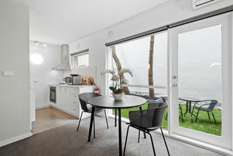 Refined 1-Bed Apartment With Garden Access - Schoolies Week Accommodation 1