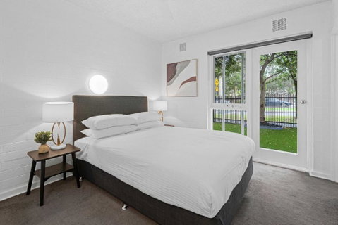 Refined 1-Bed Apartment With Garden Access - Schoolies Week Accommodation 3