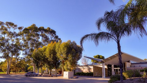 Renmark Country Club - Schoolies Week Accommodation 1