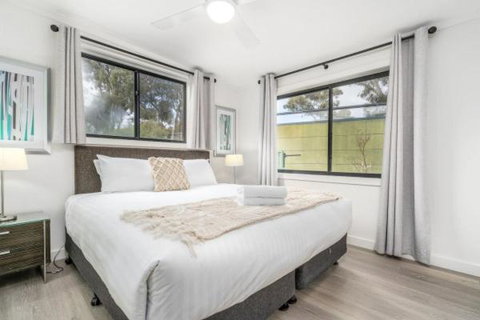 Renovated Townhouse Close To The CBD And Schools - Schoolies Week Accommodation 0