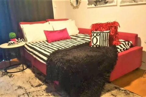Retro Chic Vibes, Tropical Pool & Prime Location - Schoolies Week Accommodation 1