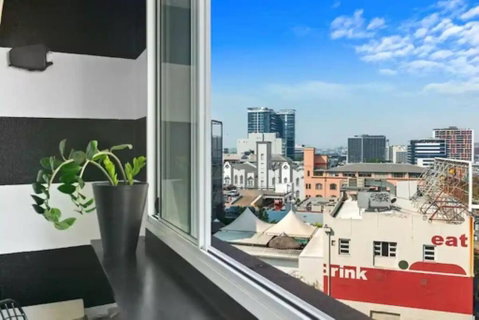 Retro Chic Vibes, Tropical Pool & Prime Location - Schoolies Week Accommodation 2
