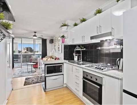 Retro Chic Vibes, Tropical Pool & Prime Location - Schoolies Week Accommodation 3