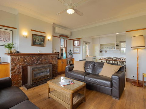 Retro Retreat - Schoolies Week Accommodation 0