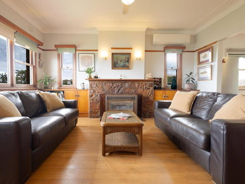 Retro Retreat - Schoolies Week Accommodation 1