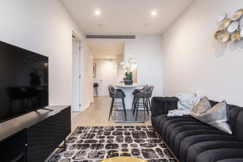Ritzy Apartment In Iconic Australia 108 With Views - Schoolies Week Accommodation 2
