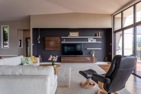 River Haven Serene Spacious With River Views - Schoolies Week Accommodation 2