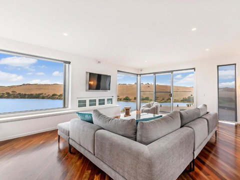 River Reveal - Schoolies Week Accommodation 1