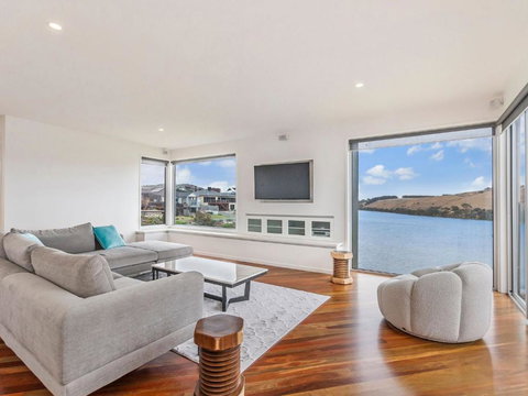 River Reveal - Schoolies Week Accommodation 0