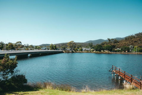Rivers Edge Retreat - Schoolies Week Accommodation 0