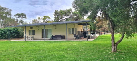 Riversands Rest Accommodation Paringa - River Box Cottage - Schoolies Week Accommodation 0