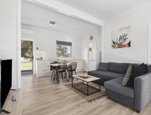 Riversands Rest Accommodation Paringa - River Box Cottage - Schoolies Week Accommodation 1